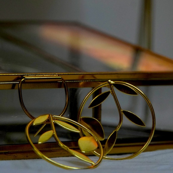 Brand new zara limited edition gold plated brass big size leaf earrings - Picture 2 of 4